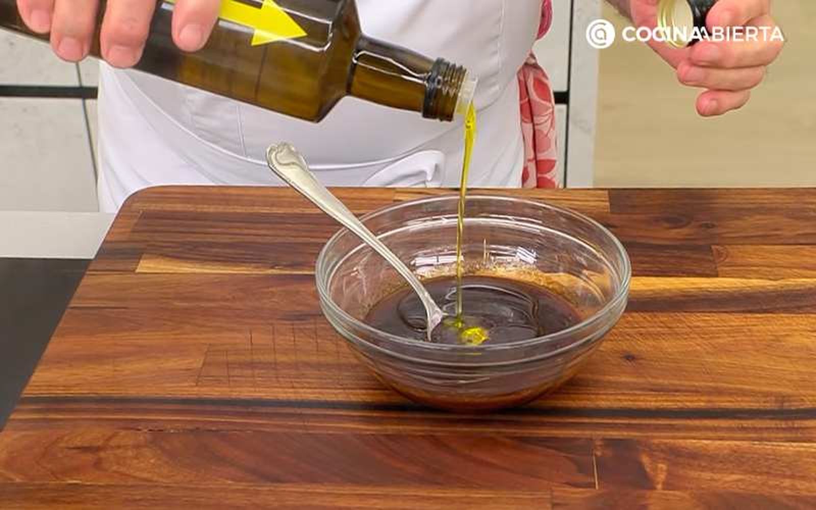 Añade aceite de oliva a la vinagreta y mezcla bien Añade aceite de oliva a la vinagreta y mezcla bien