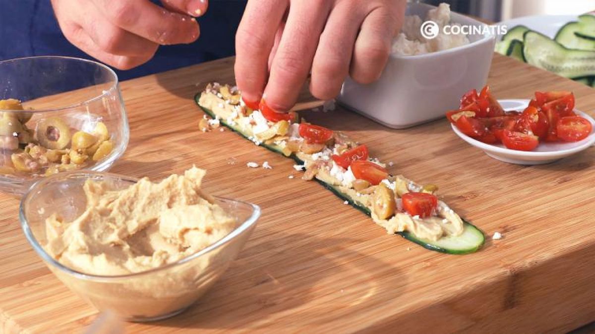 Reparte los ingredientes sobre el calabacín