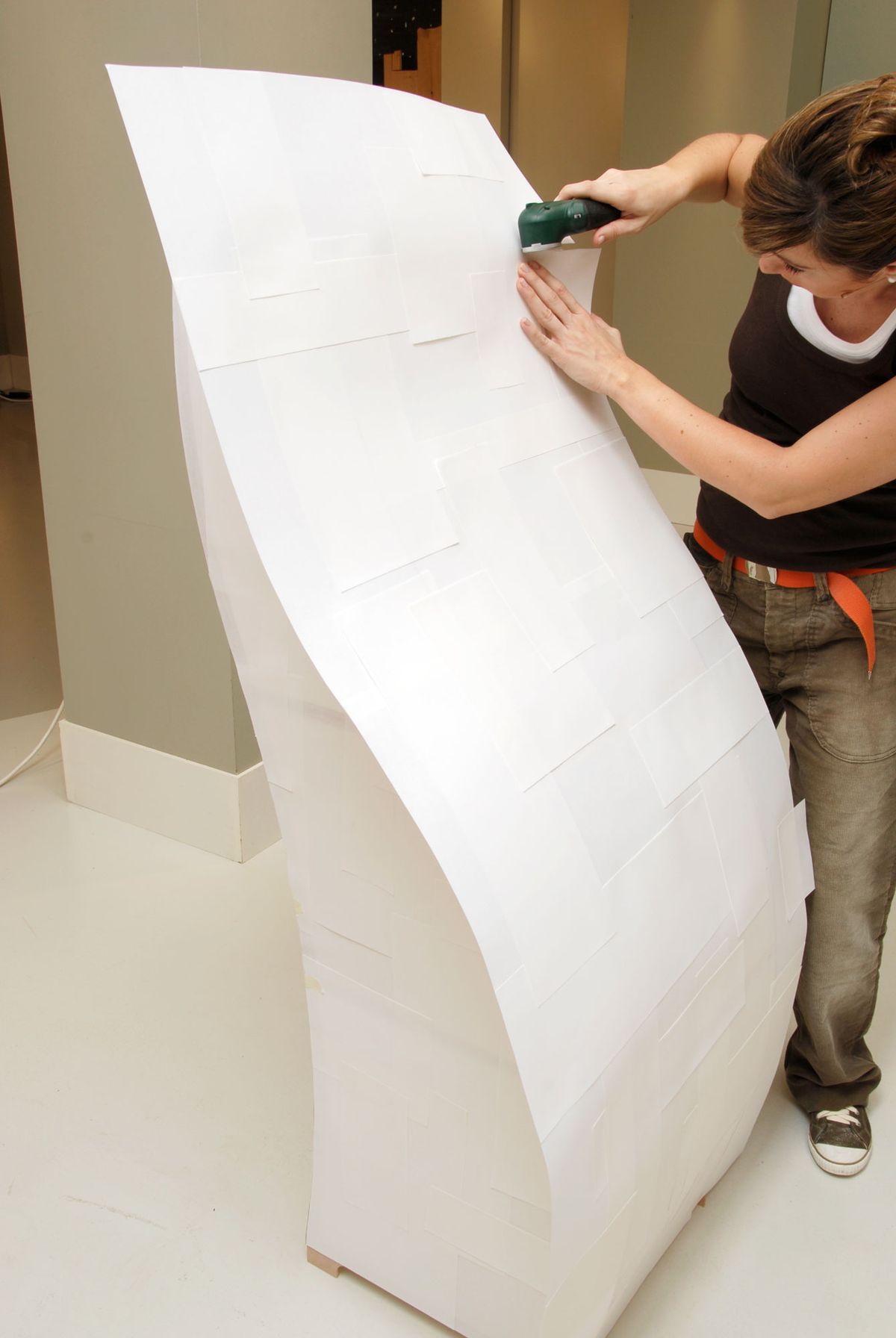 Cómo hacer una lámpara de pie de madera y papel paso 10