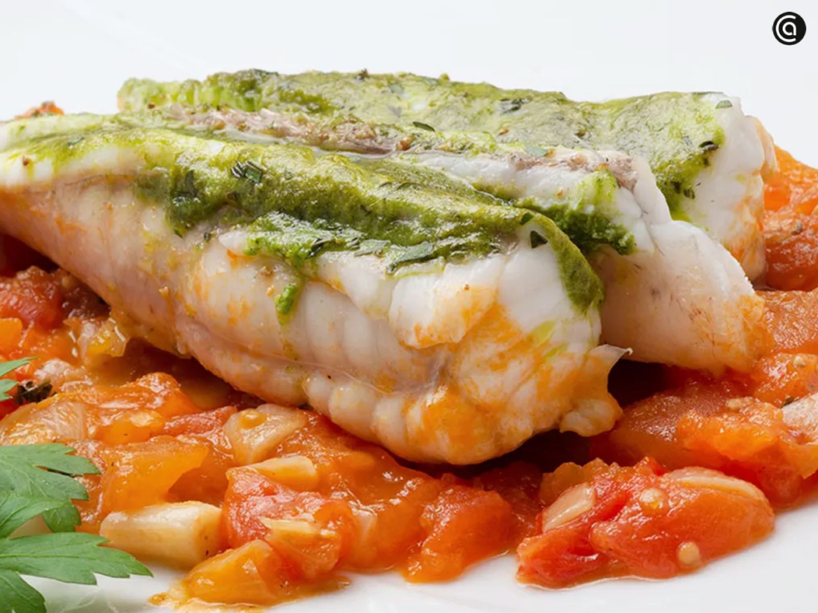 Rape asado con salsa de albahaca y tomate, un segundo plato sin gluten jugoso y lleno de sabor, ideal para el menú navideño.