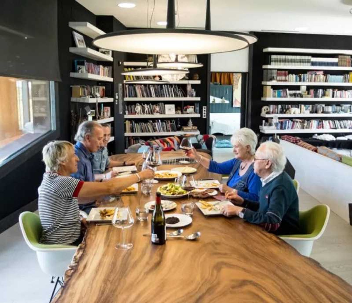 Jesús Calleja comiendo con su familia y Bertín Osborne.