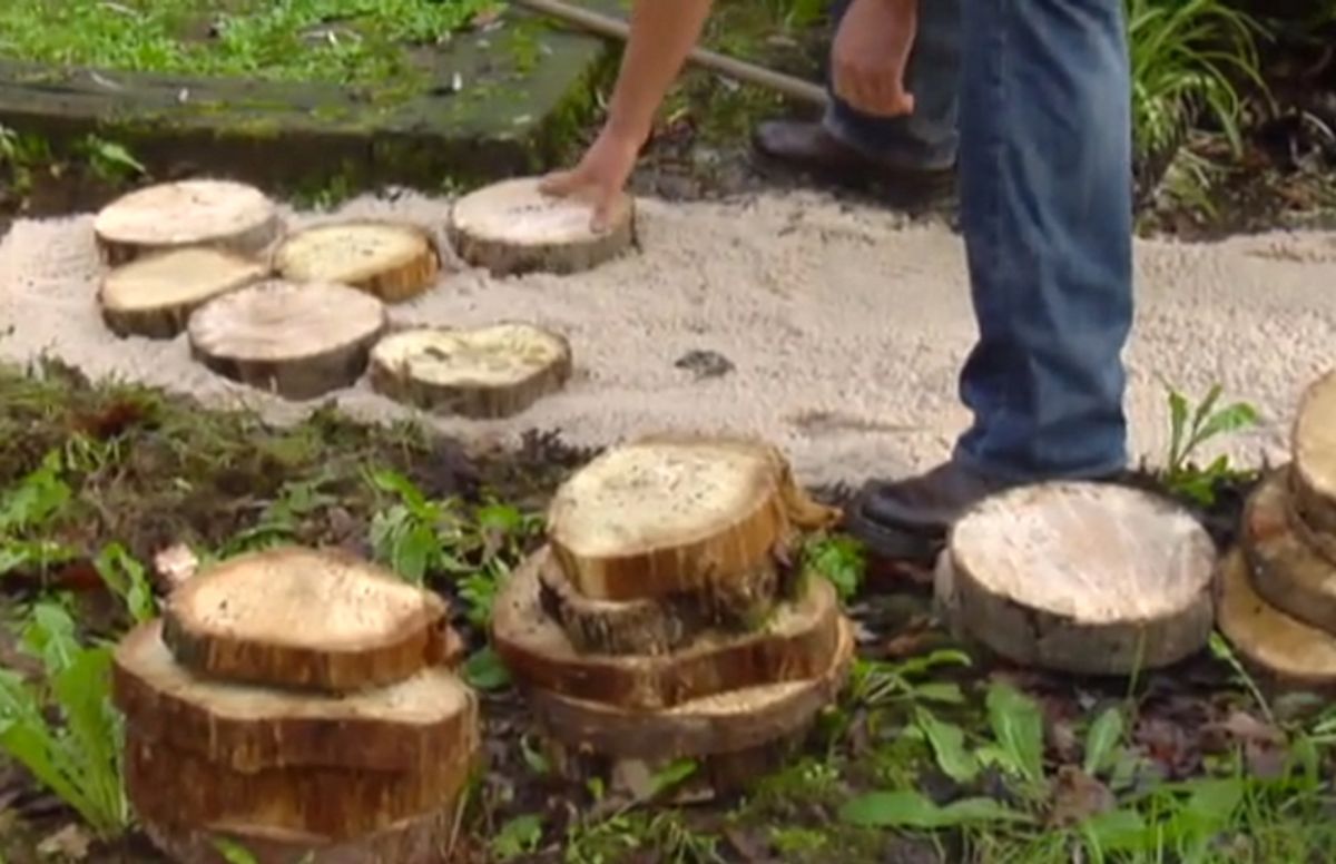 Camino de jardín con círculos de madera paso 3