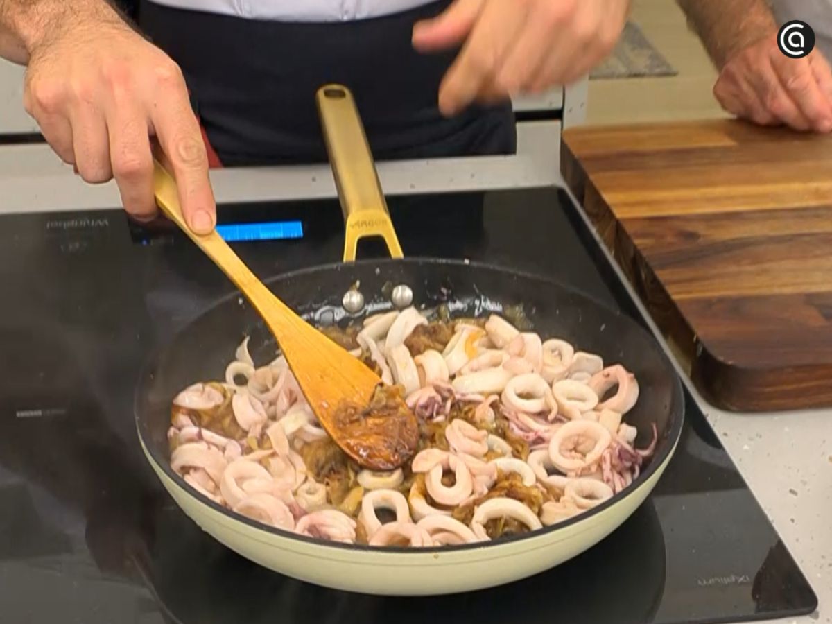 El conjunto ya integrado, con la cebolla envolviendo el chipirón y concentrando todo el sabor.