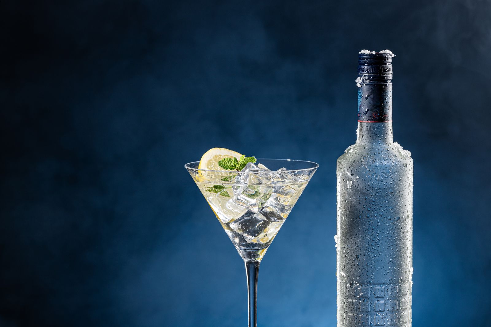 El vodka contiene, normalmente, una graduación alcohólica de entre 37% y 42%