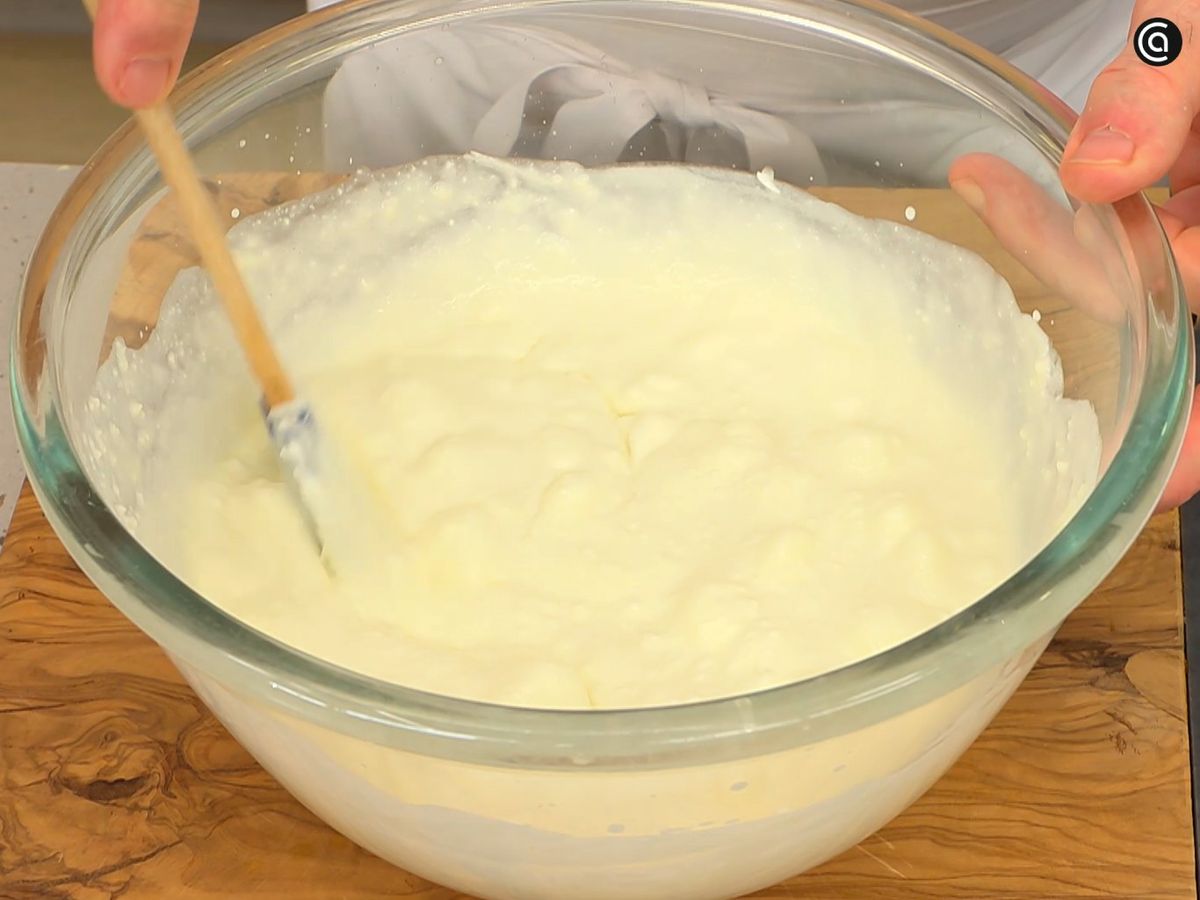 Bate la nata hasta montarla e incorpórala a la crema de yogur y queso