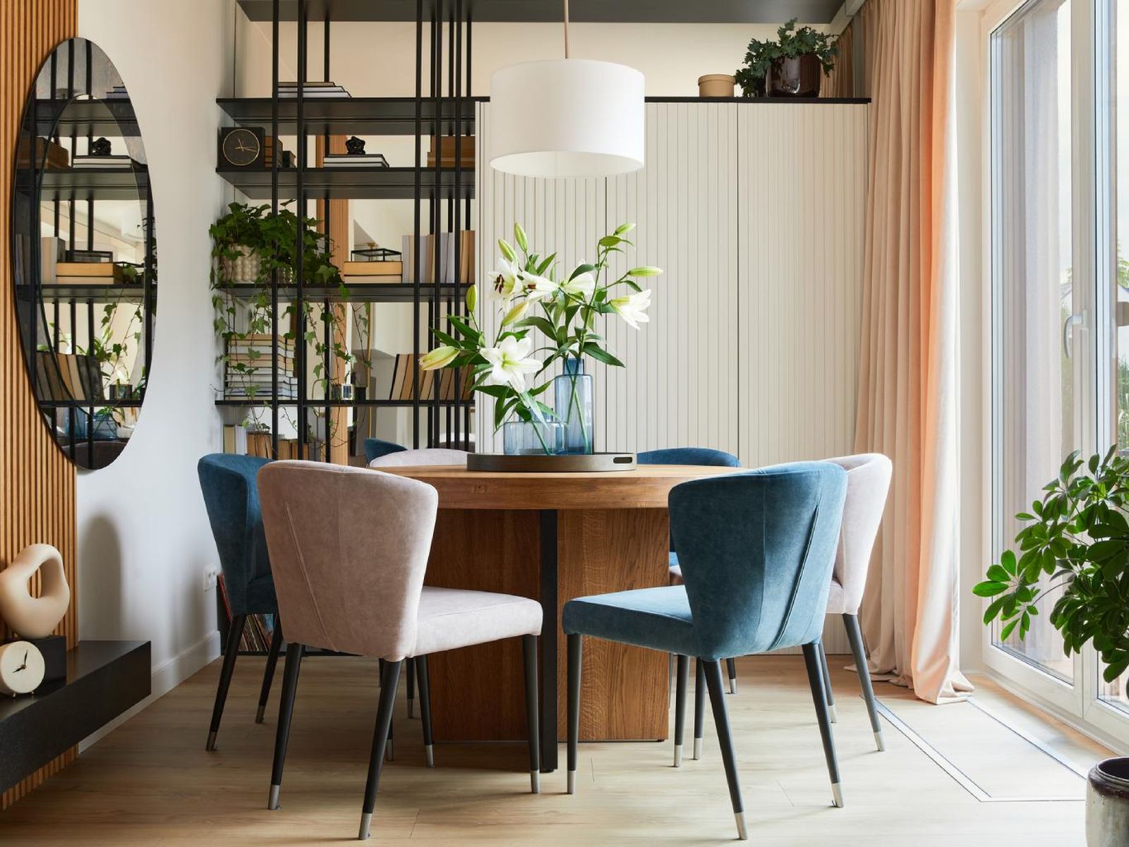 Comedor acogedor con mesa redonda de madera.