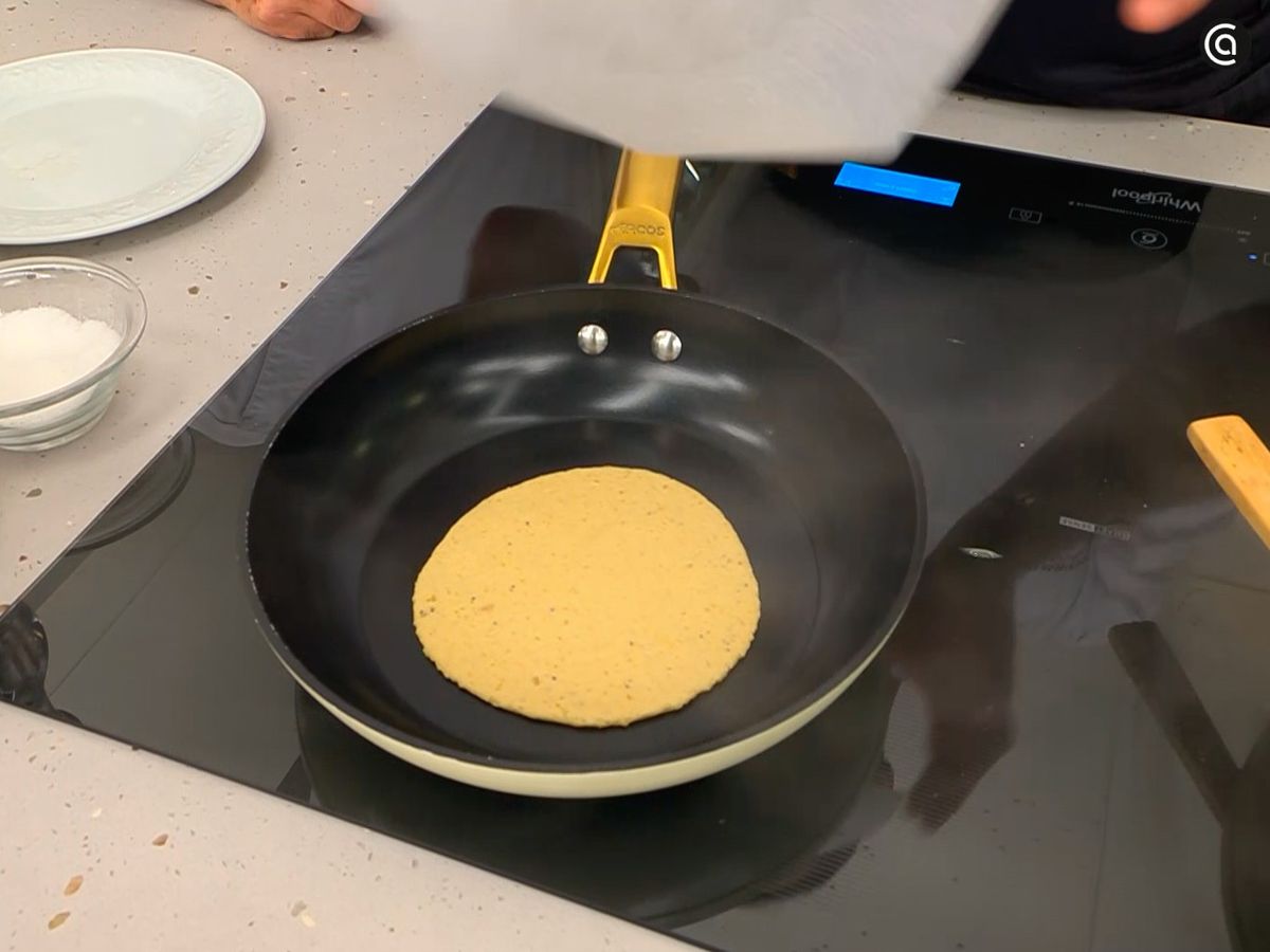 Dora las tortas de plátano macho en la sartén sin aceite