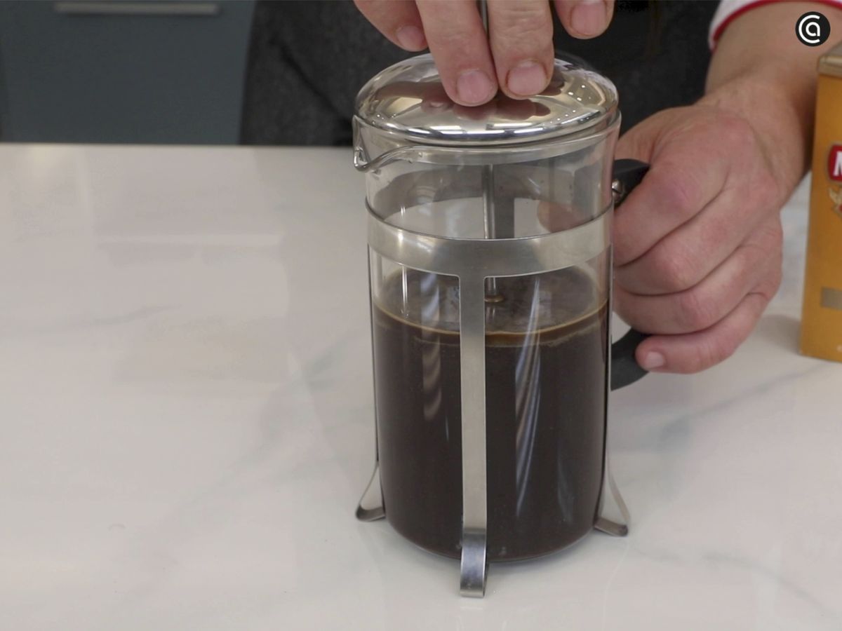 Filtra la infusión para eliminar los posos del café