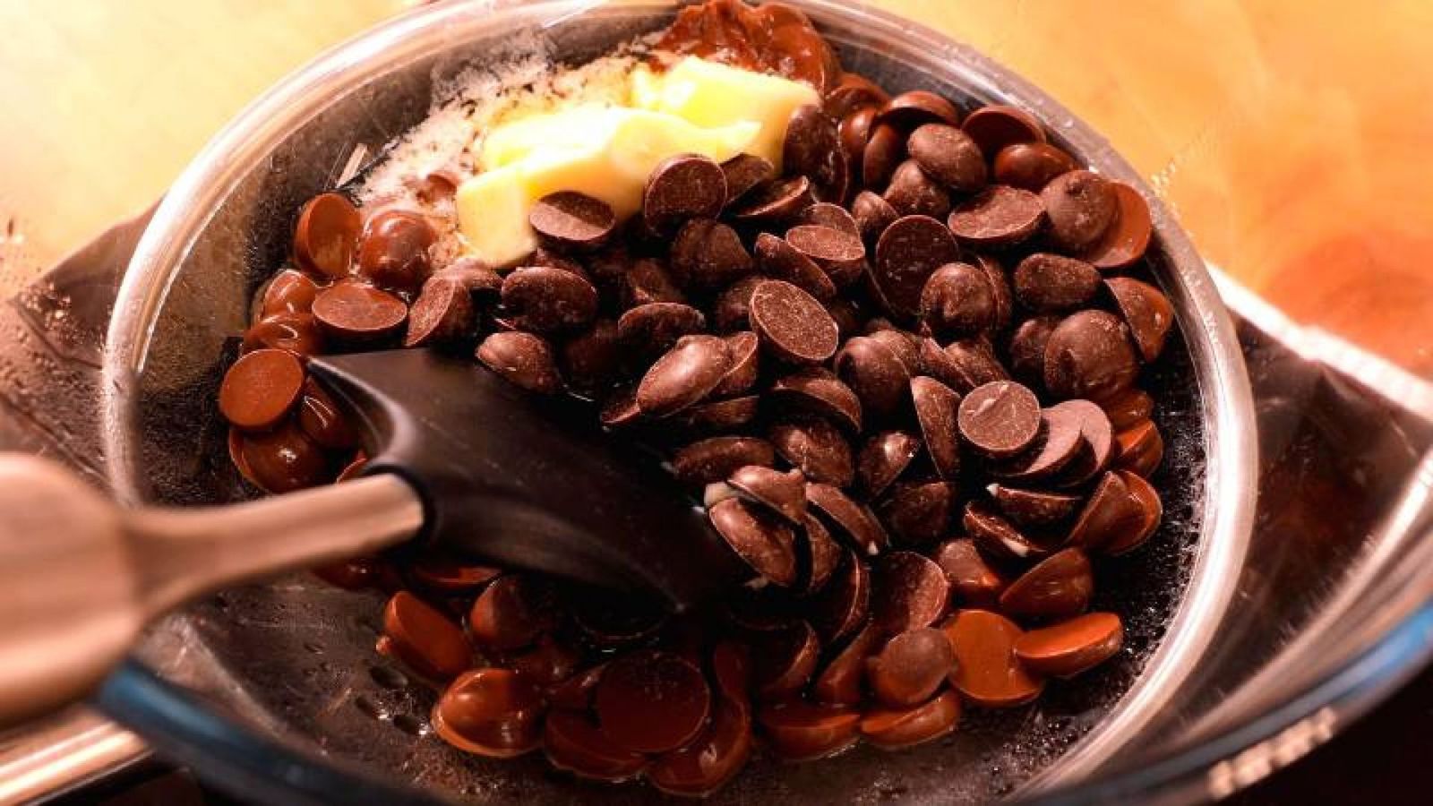Fundir chocolate y mantequilla, el primer paso para una mousse perfecta Fundir chocolate y mantequilla, el primer paso para una mousse perfecta