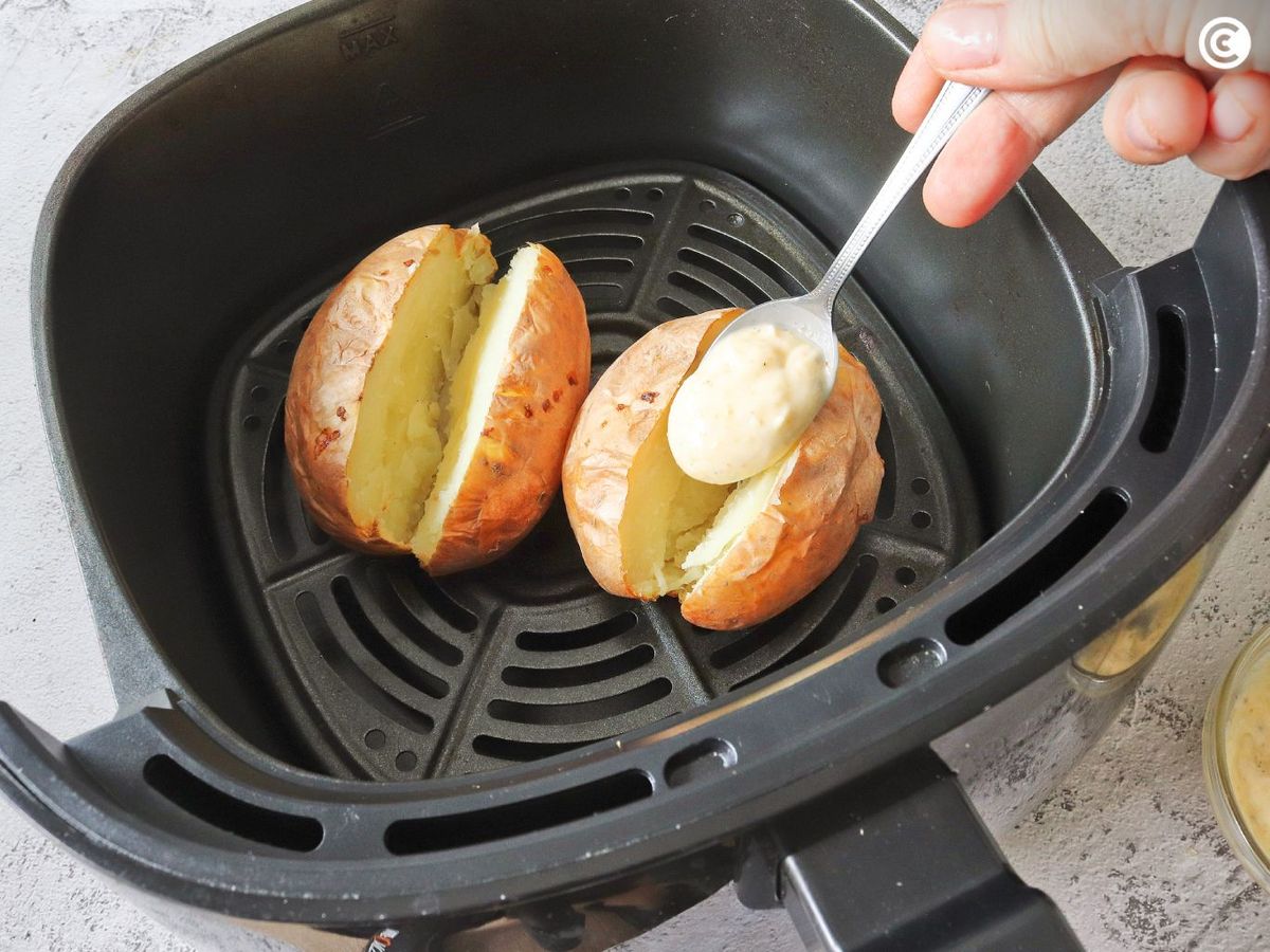 Añade mantequilla especiada a las patatas asadas en freidora de aire