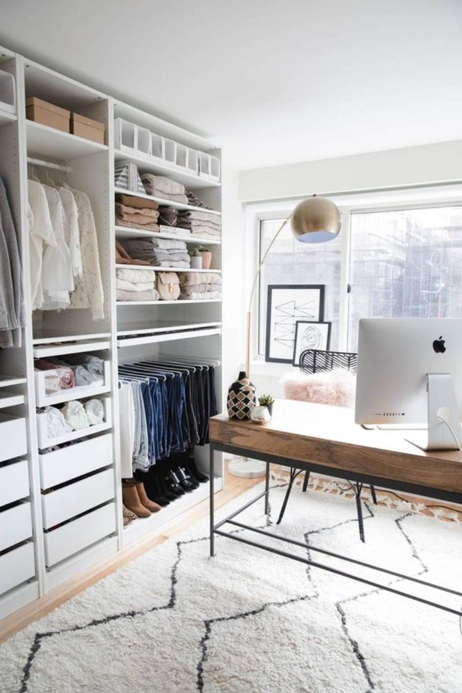 Vestidor pequeño de estilo nórdico colocado en un estudio. Vestidor pequeño de estilo nórdico colocado en un estudio.