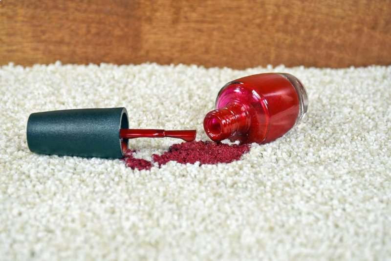 Pintauñas derramado en una alfombra Pintauñas derramado en una alfombra