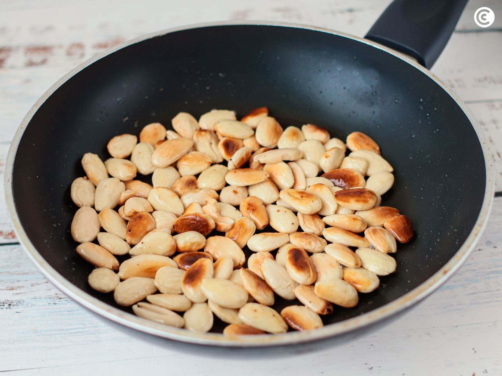 Tostar las almendras para la sopa de almendras vegana