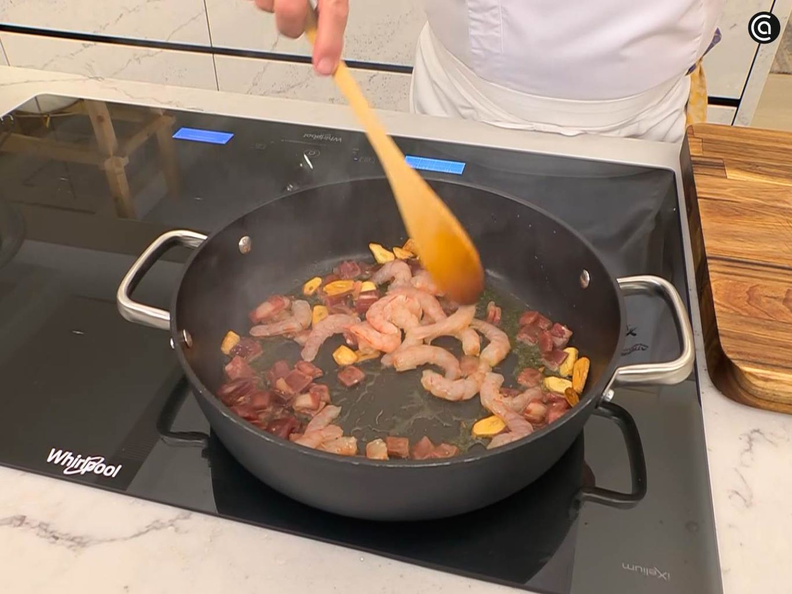 Saltea las gambas y el jamón en dados