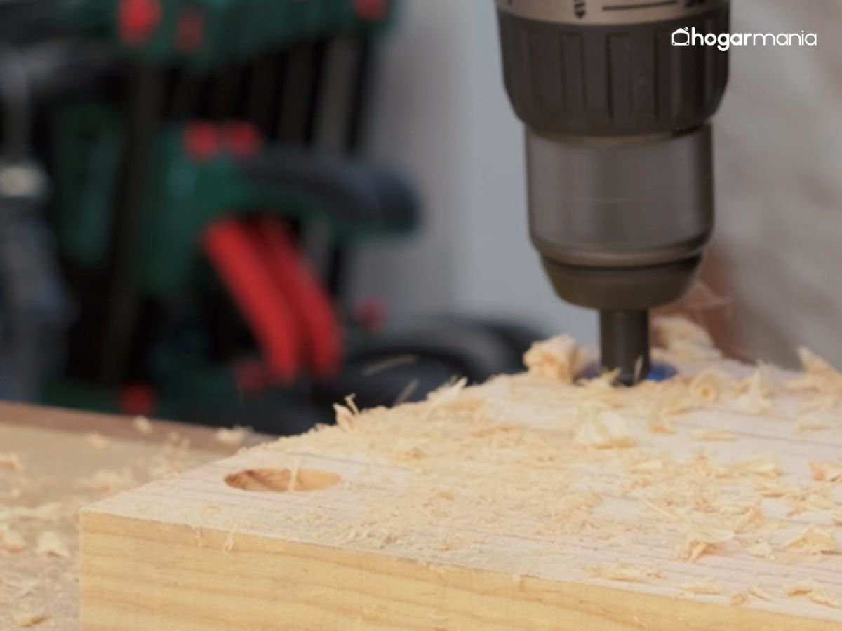 Con una broca Forstner, realizamos los surcos en la parte trasera para colocar las pletinas metálicas de sujeción.