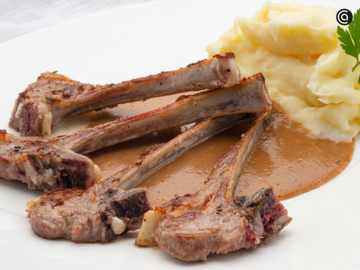 En el cordero, las salsas clásicas aportan profundidad sin ocultar el sabor de la carne.