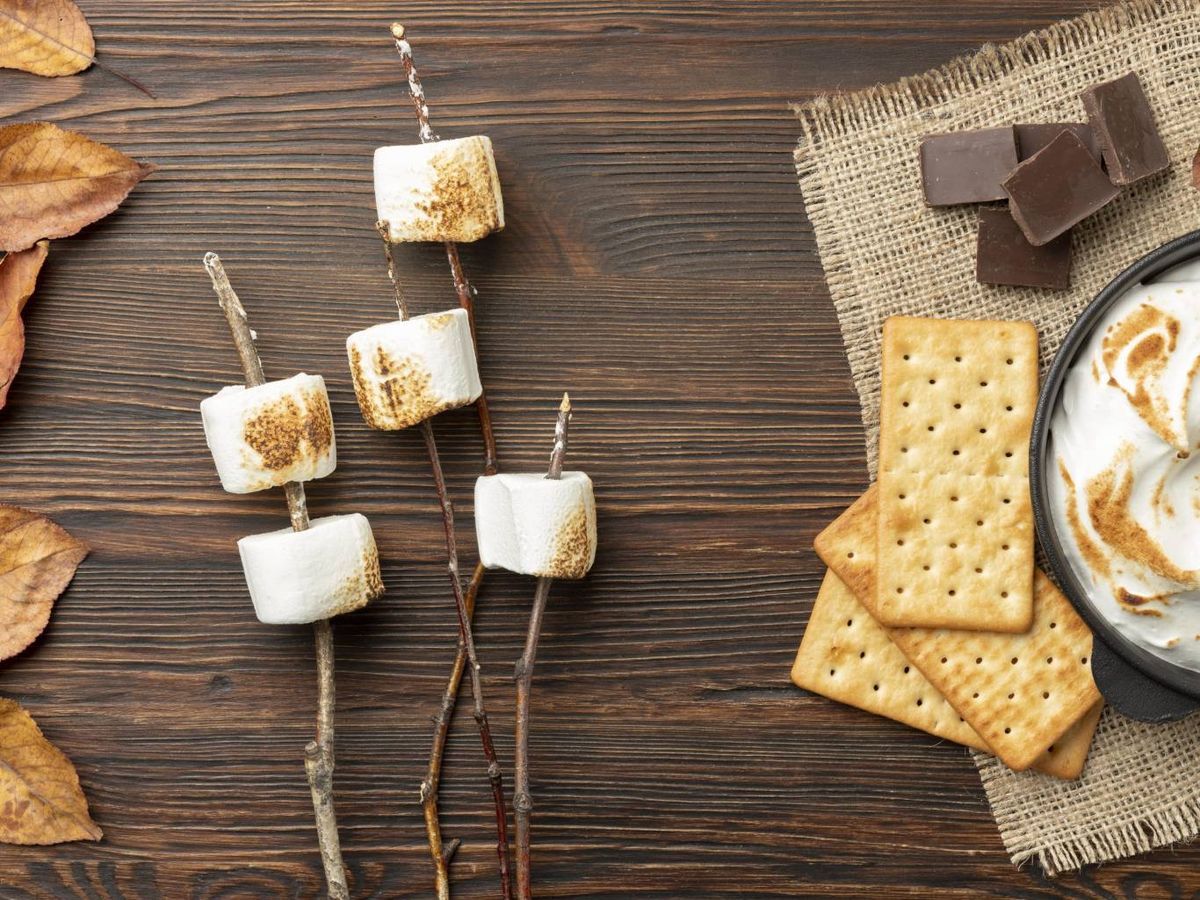 Una forma divertida de cerrar la barbacoa: malvaviscos tostados, chocolate y galletas.
