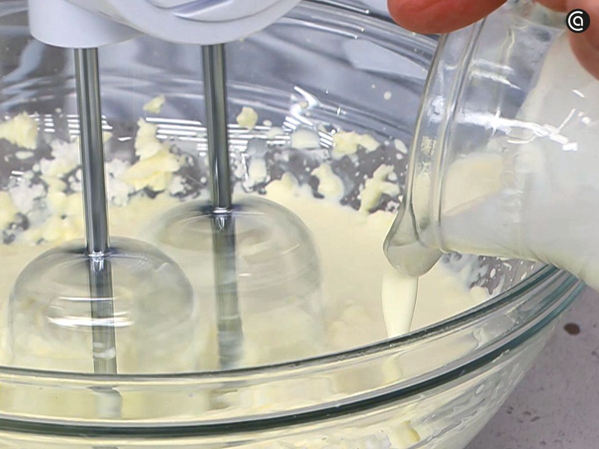 Monta la crema de nata y mascarpone para el relleno de la Saint Honoré