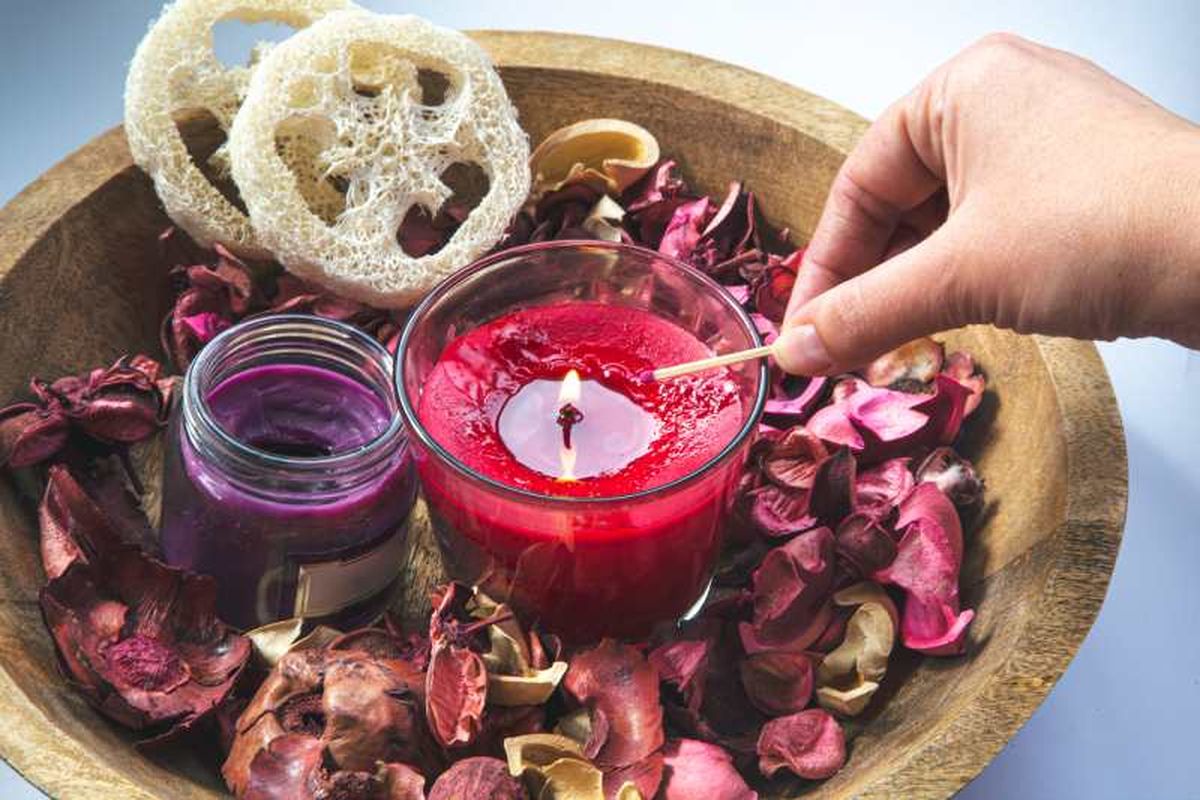 Popurrí con flores y vela aromática
