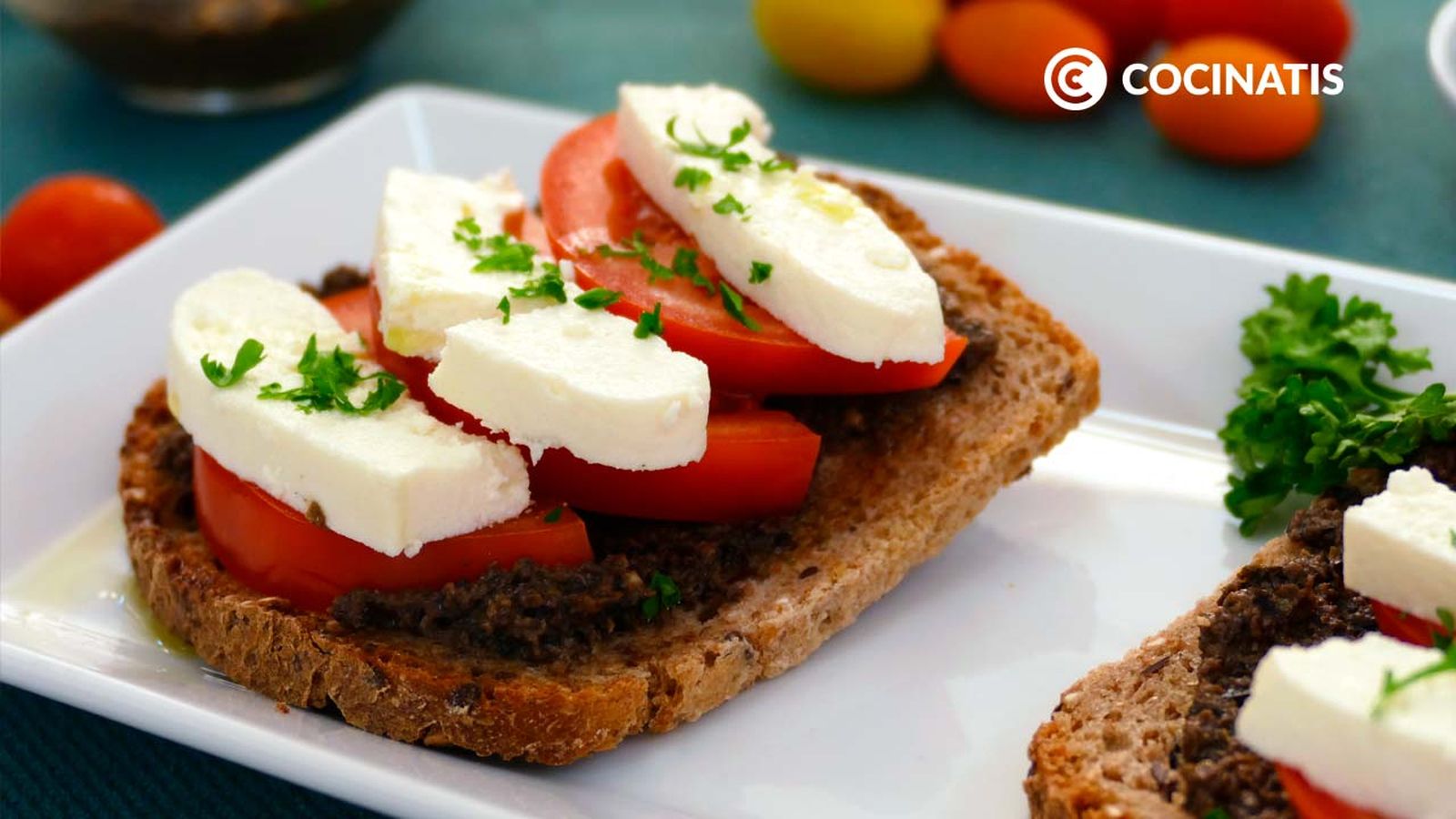 Receta de tostas de tapenade con tomate y queso fresco