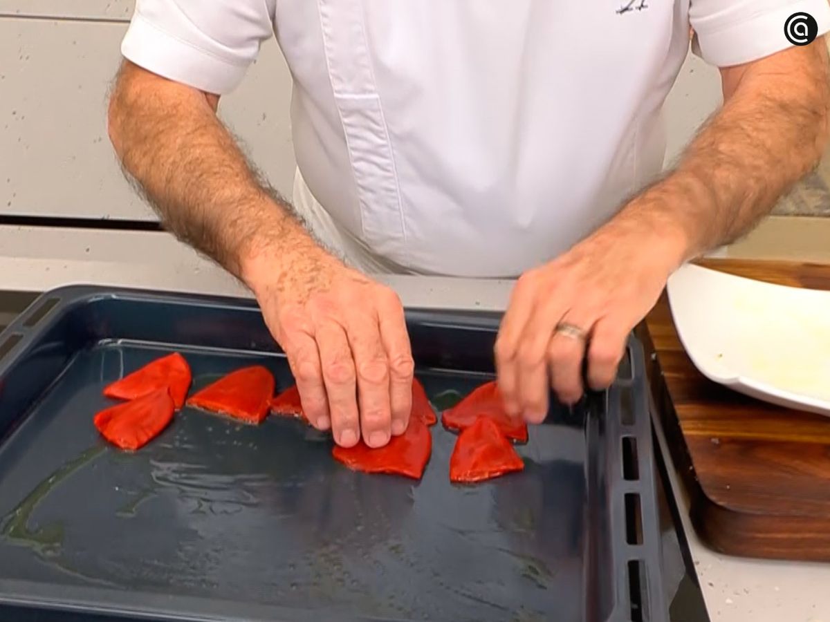 Calienta ligeramente los pimientos del piquillo en el horno