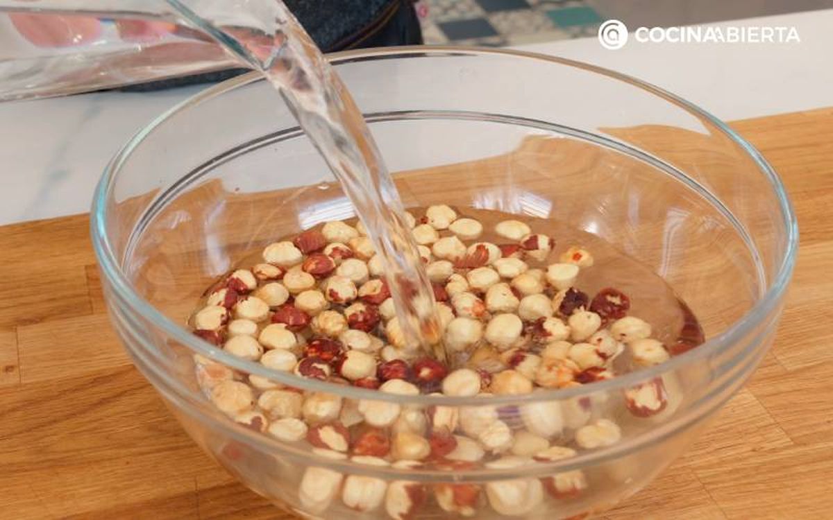Elaboración de la receta de leche de avellanas - Pon a remojo las avellanas