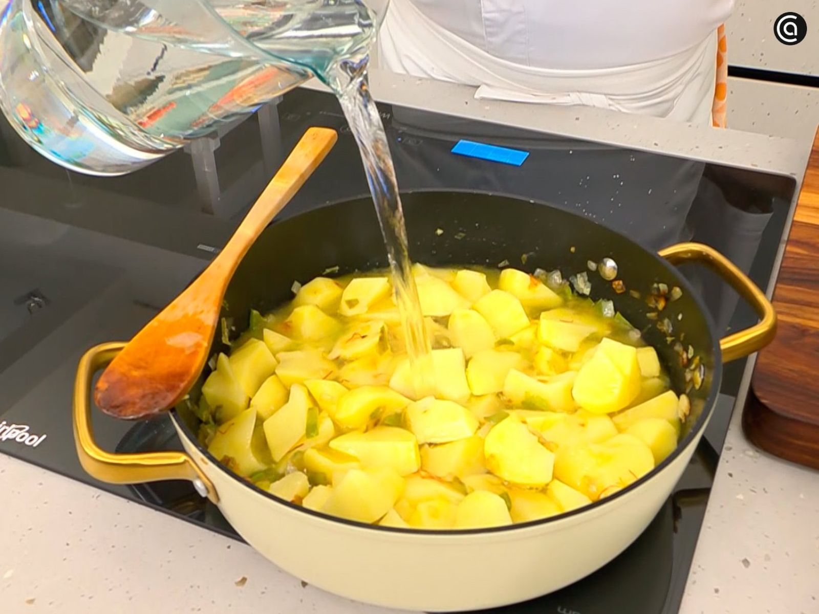 Pon las patatas troceadas en la olla y añade agua Pon las patatas troceadas en la olla y añade agua
