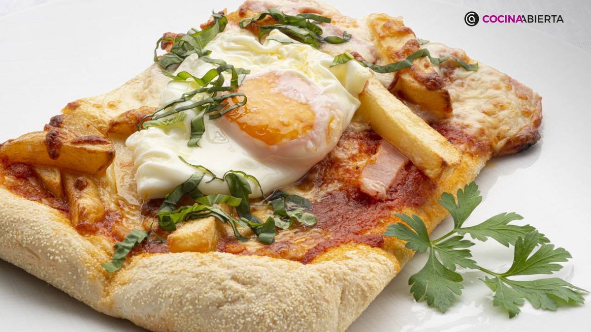 Pizza con jamón, patatas y huevo por Karlos Arguiñano