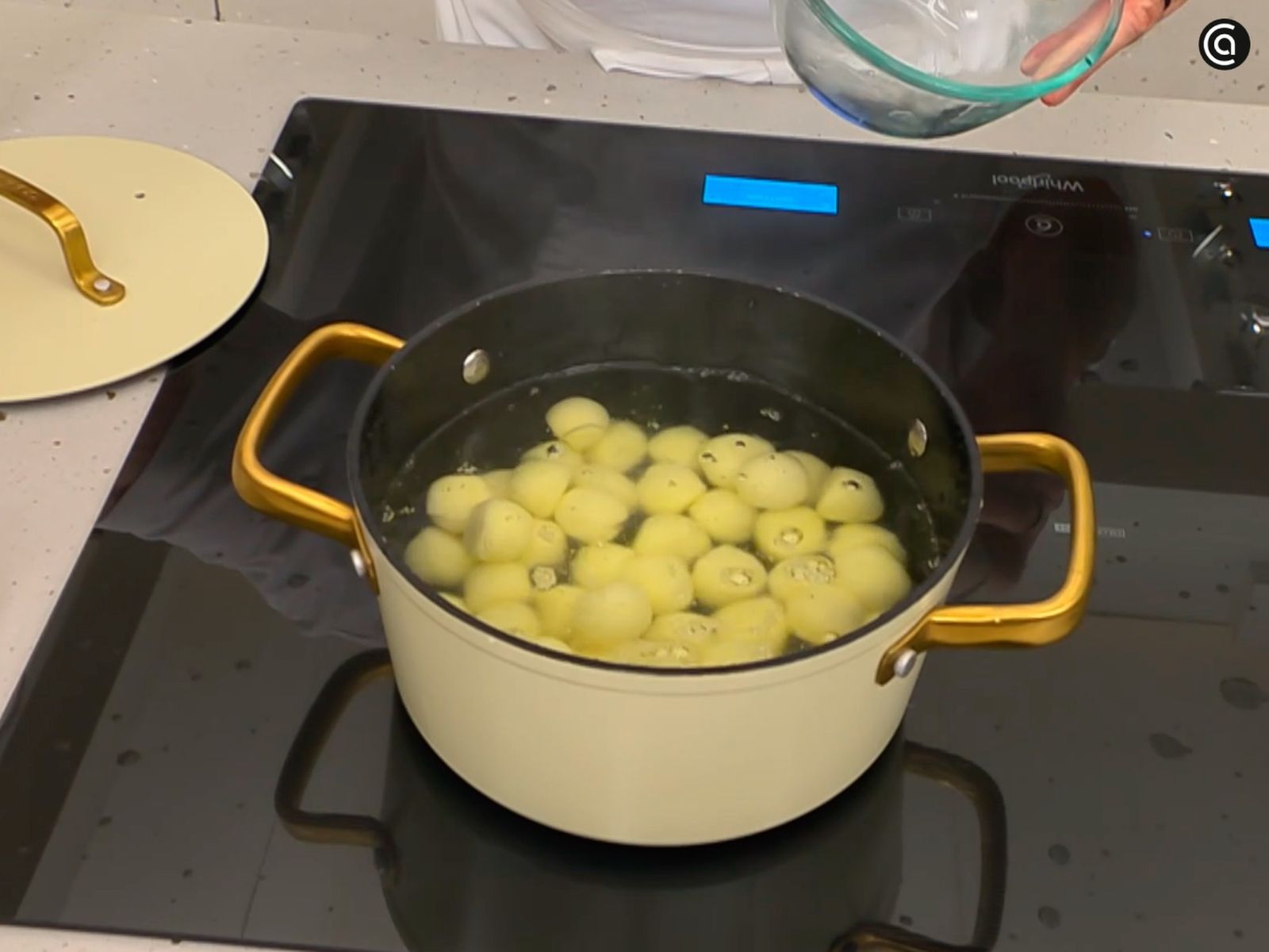 Forma bolas de patata con una cuchara (parisien) y cuécelas hasta que estén tiernas