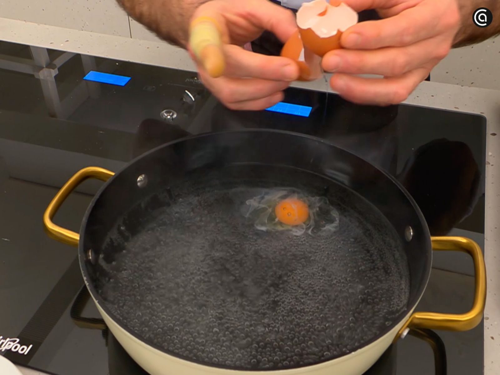 Prepara el huevo poché en agua caliente