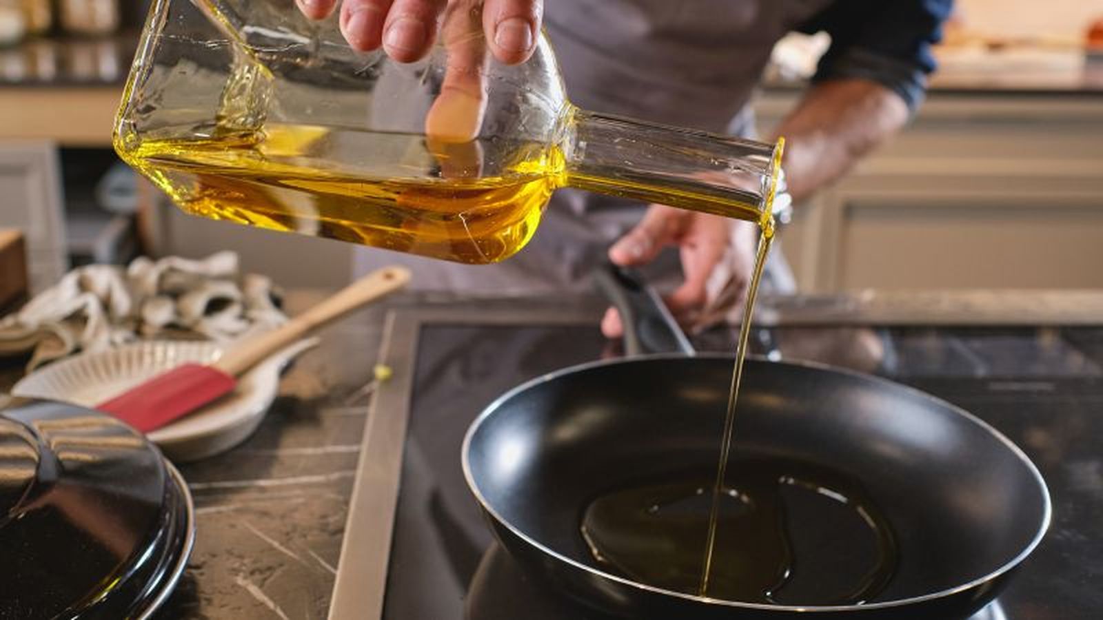 Agregamos aceite en una sartén Agregamos aceite en una sartén
