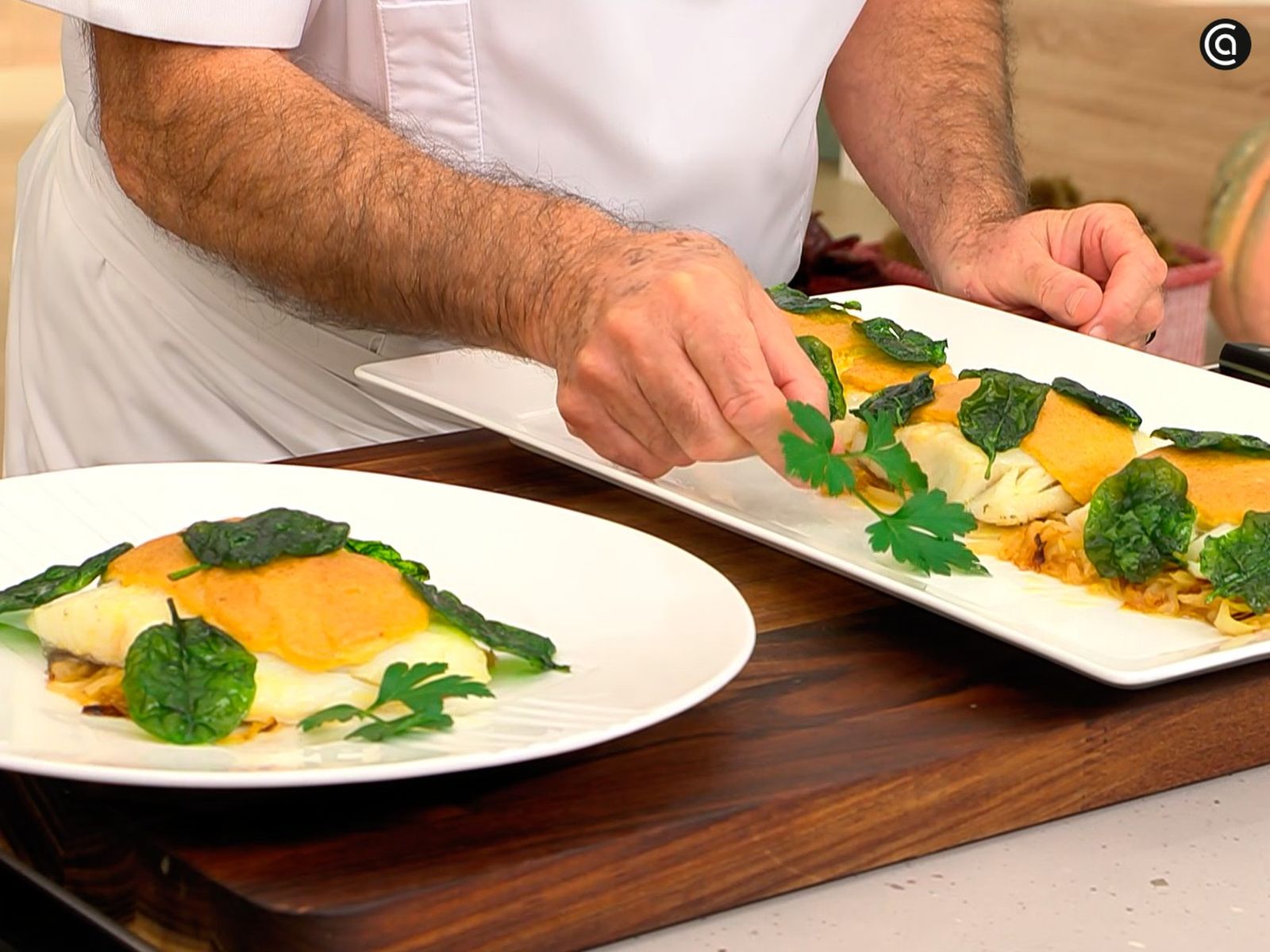 Sirve el bacalao al horno gratinado con mahonesa