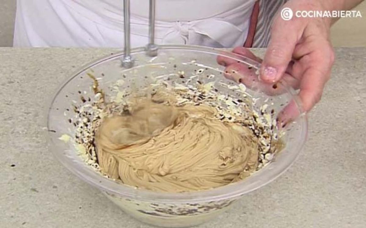 Bate la mantequilla, el azúcar glas y el café para elaborar la crema de moka