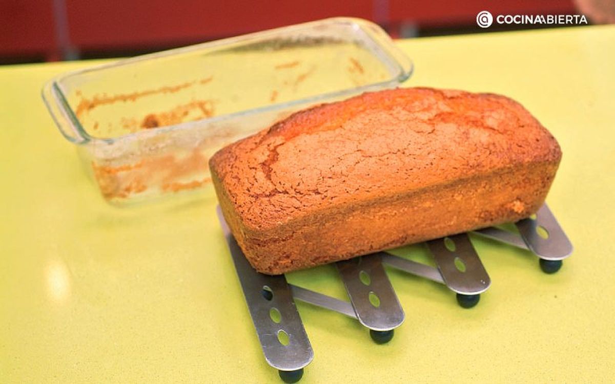 Deja reposar el bizcocho una vez desmoldado