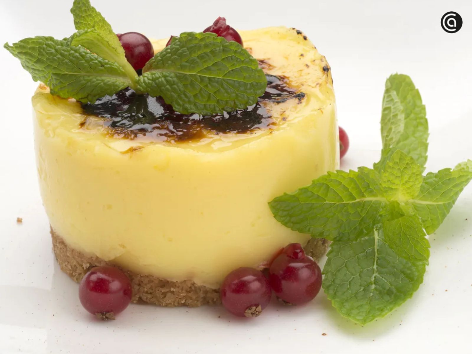 Base de galleta y crema de limón con un toque caramelizado, decorada con menta. Base de galleta y crema de limón con un toque caramelizado, decorada con menta.