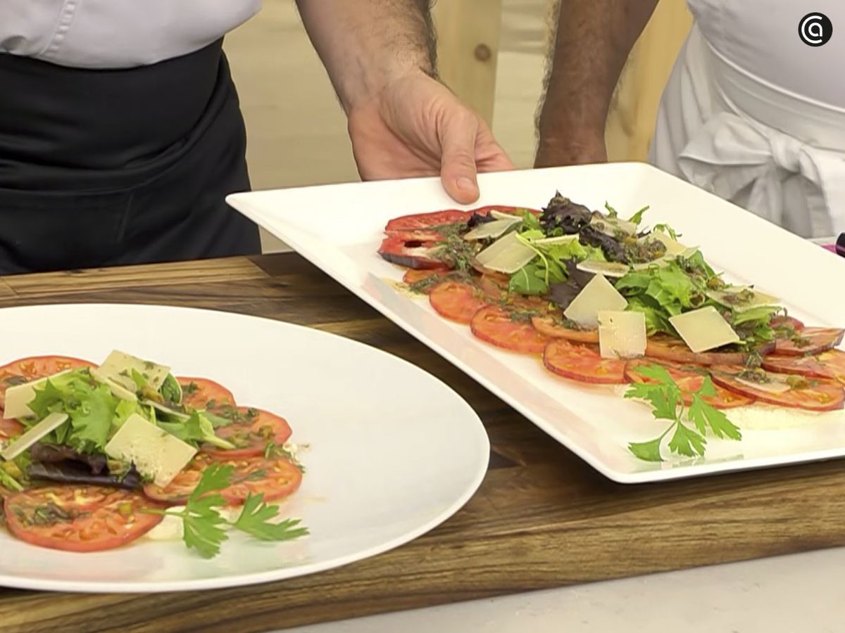 Sirve el carpaccio de tomate sobre crema de anacardo