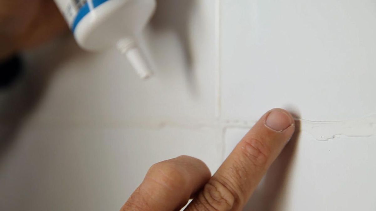 Reparar juntas desgastadas con masilla paso 4