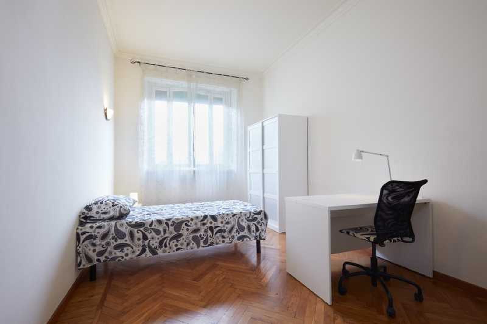 Dormitorio pequeño con muebles de pequeña escala. Dormitorio pequeño con muebles de pequeña escala.
