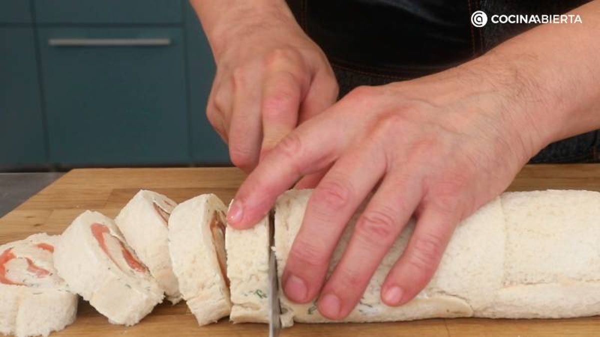 Corta en rodajas el rollo de salmón y queso