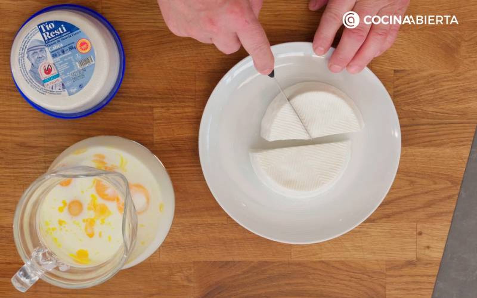 Elaboración de la receta de flan de queso de cabra - Añade el queso fresco de cabra Elaboración de la receta de flan de queso de cabra - Añade el queso fresco de cabra