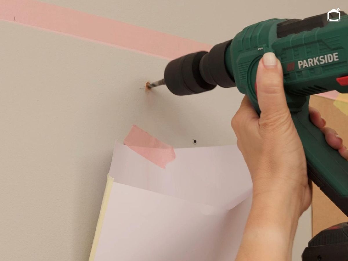 Hacemos los agujeros en la pared.