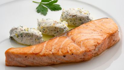 Salmón con labneh de hierbas, receta de Joseba Arguiñano