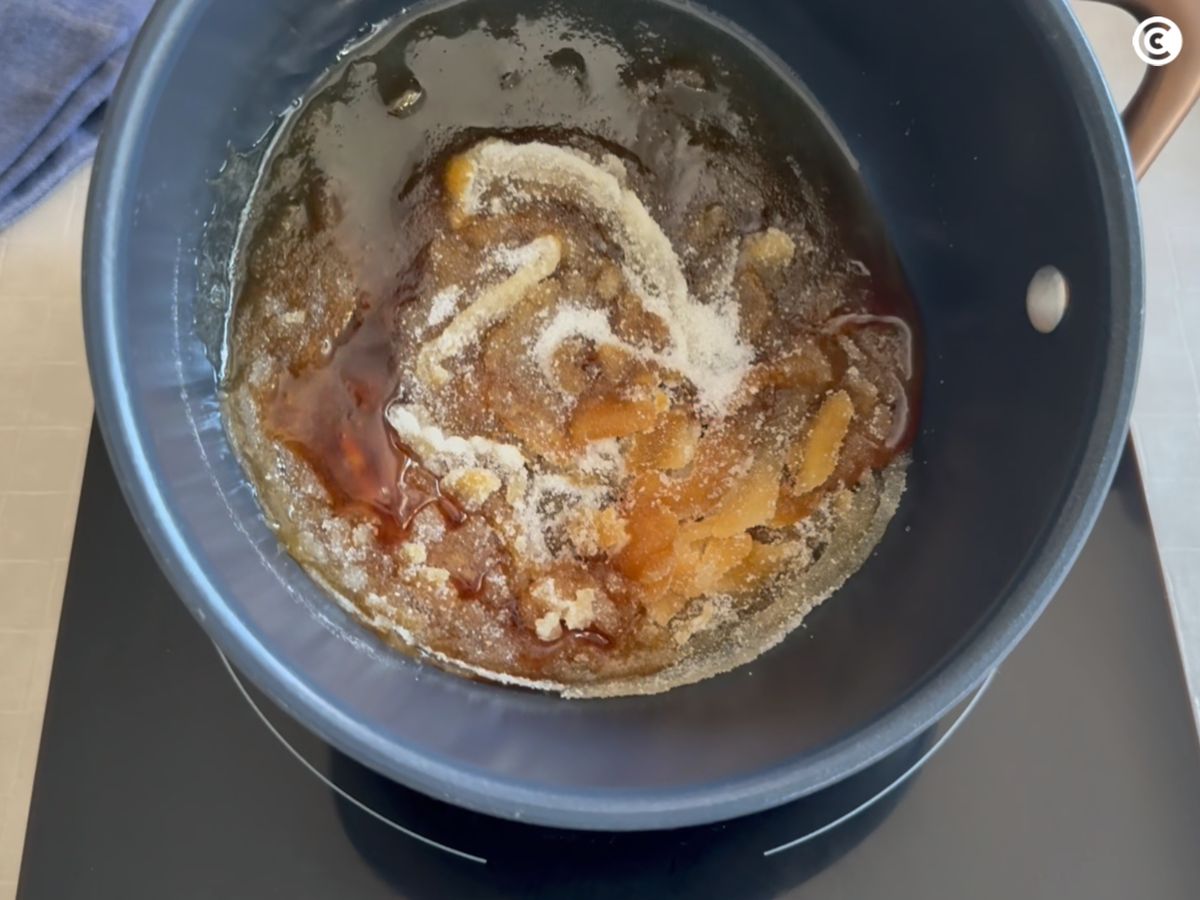 En otro cazo prepara el caramelo
