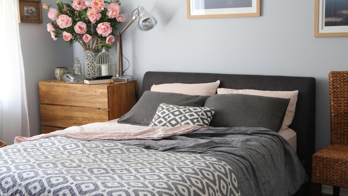 dormitorio gris complementos canape negro