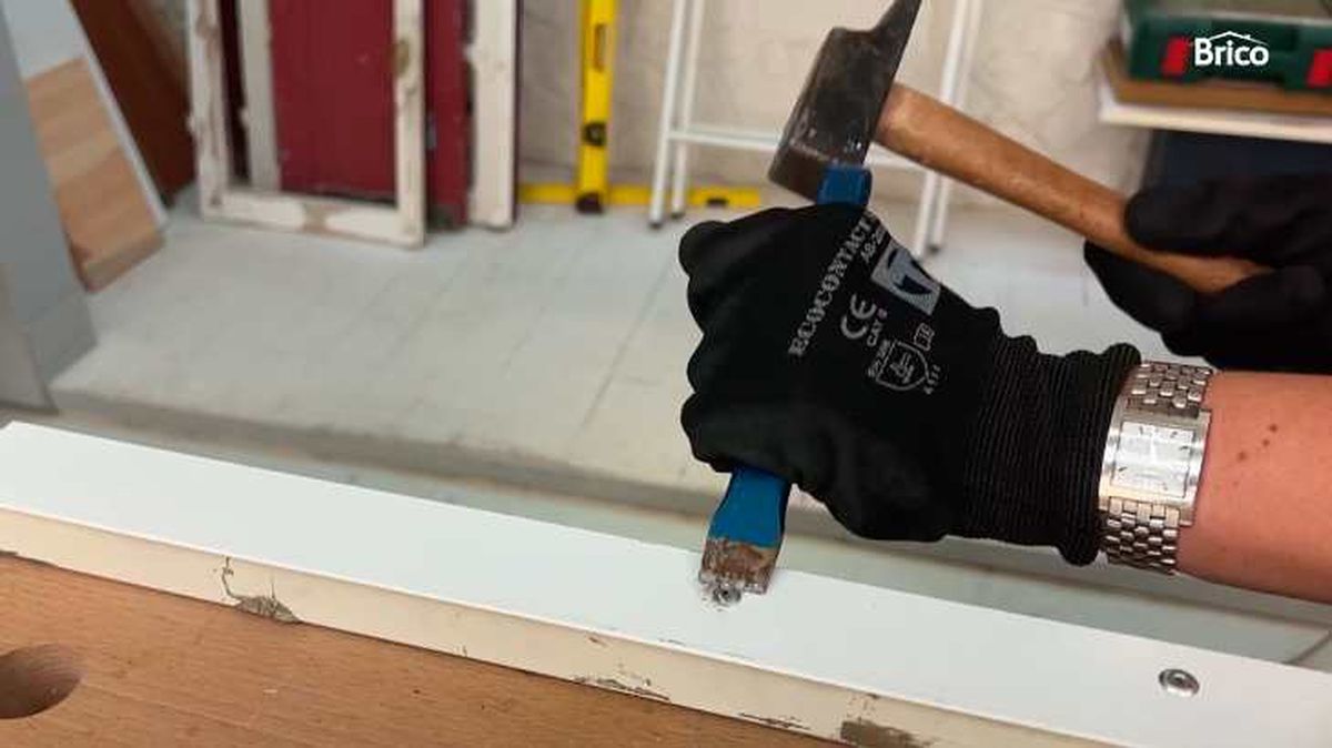 Quitar remaches con cincel y martillo