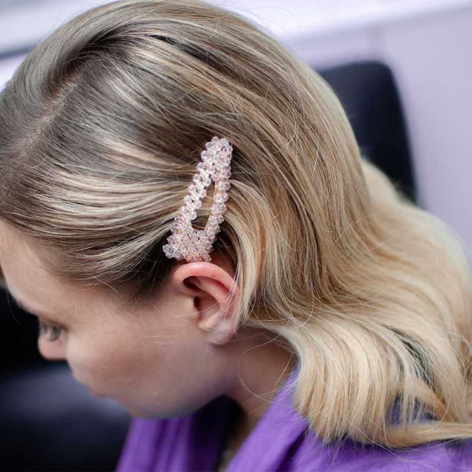 Adorno en el pelo en una melena de ondas al agua Adorno en el pelo en una melena de ondas al agua