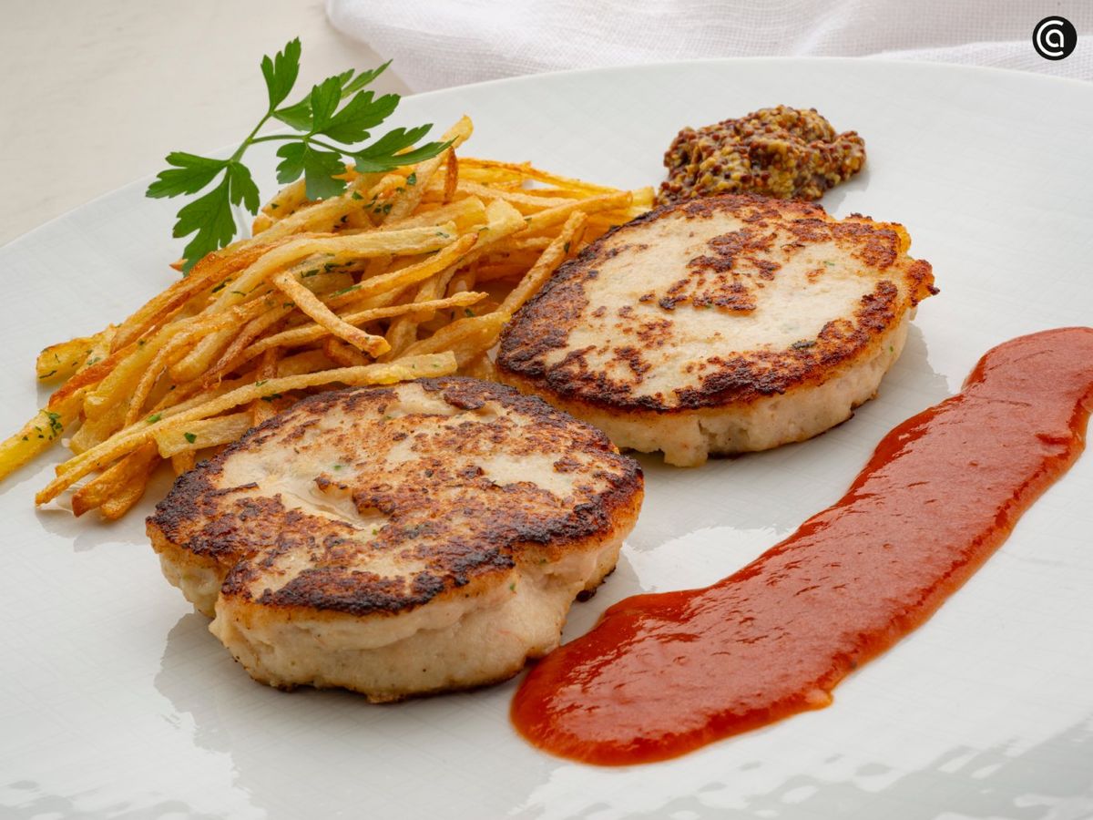 Hamburguesas de merluza y gambas, la receta marinera de Karlos Arguiñano