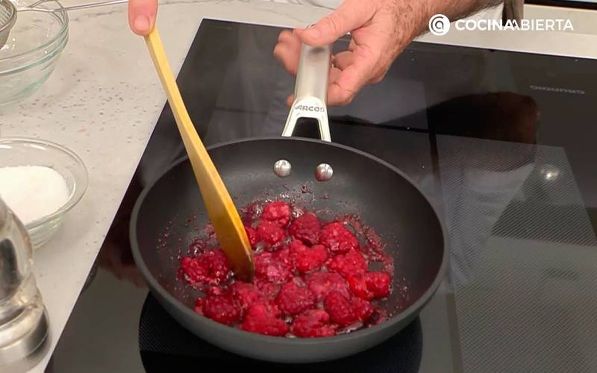 Elaboración de la receta de coulis de frambuesa - Cocinar a fuego suave