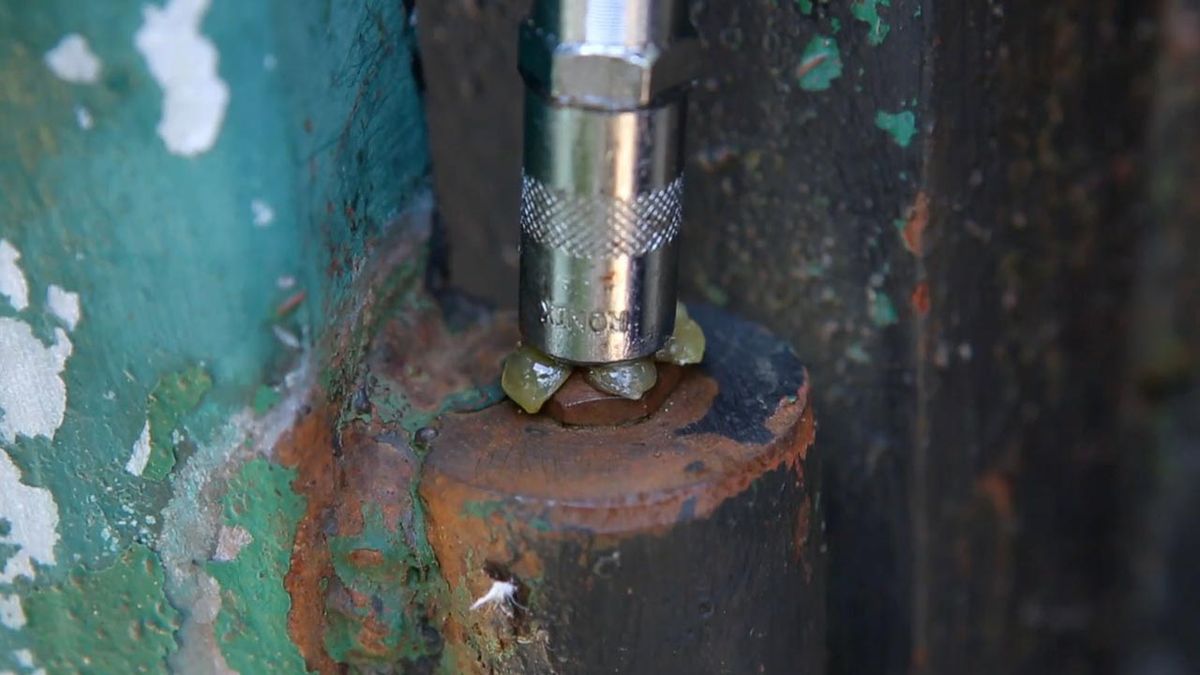 Cómo lubricar un pernio paso 4