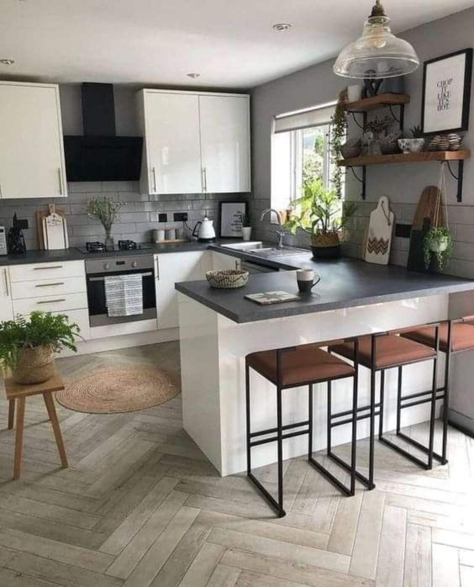 Cocina con península de estilo industrial. Cocina con península de estilo industrial.